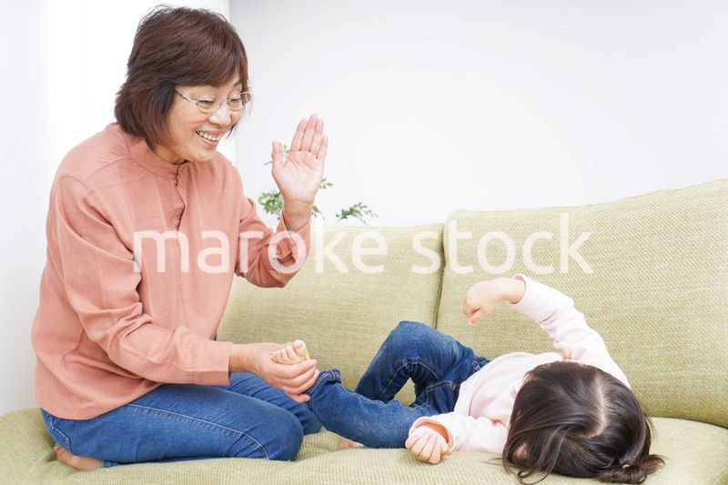 おばあちゃんと遊ぶ子ども