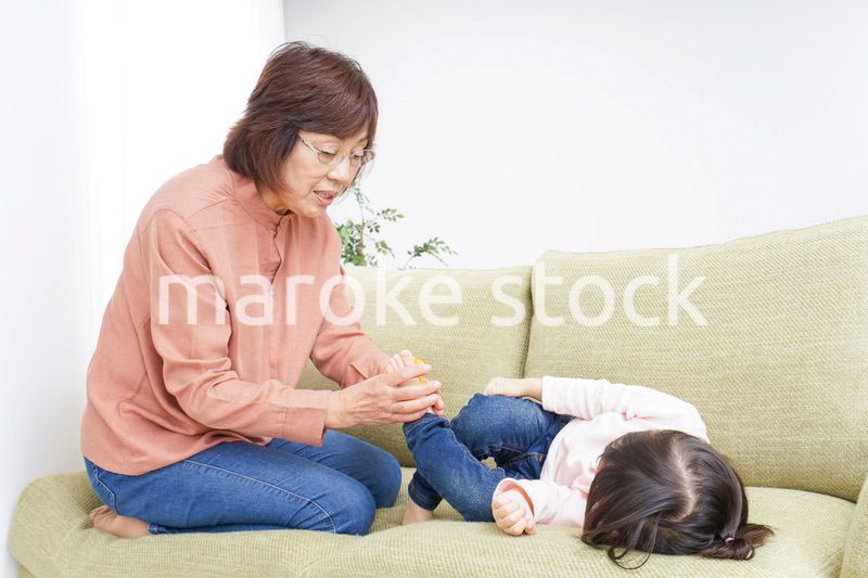 おばあちゃんと遊ぶ子ども