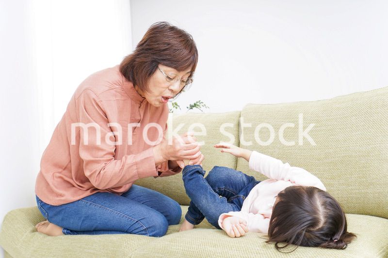 おばあちゃんと遊ぶ子ども