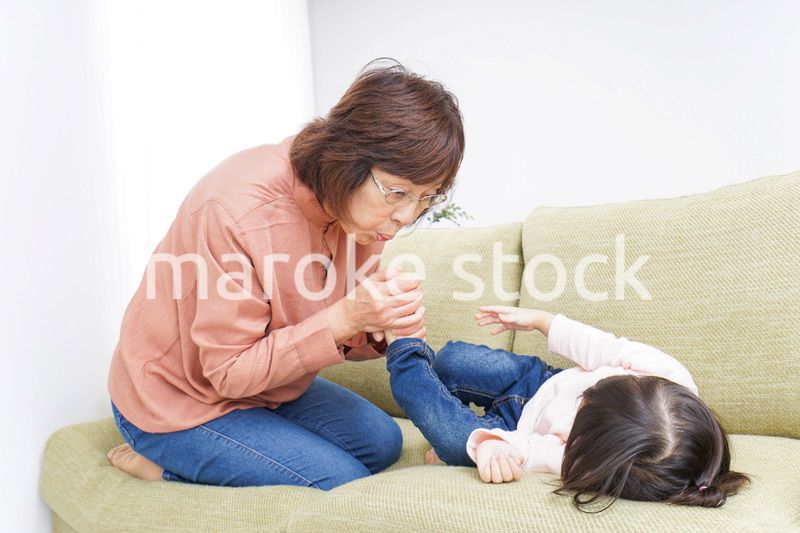 おばあちゃんと遊ぶ子ども