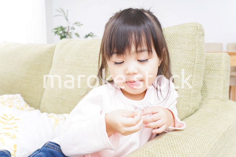 おばあちゃんと遊ぶ子ども