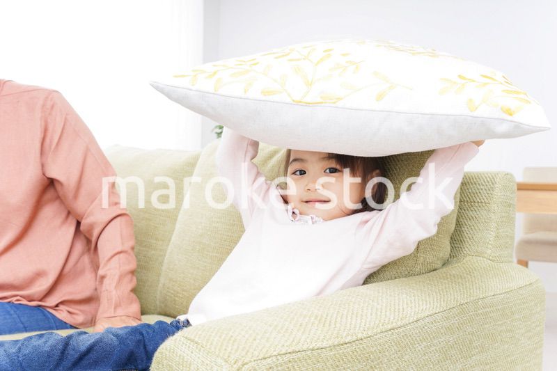 おばあちゃんと遊ぶ子ども