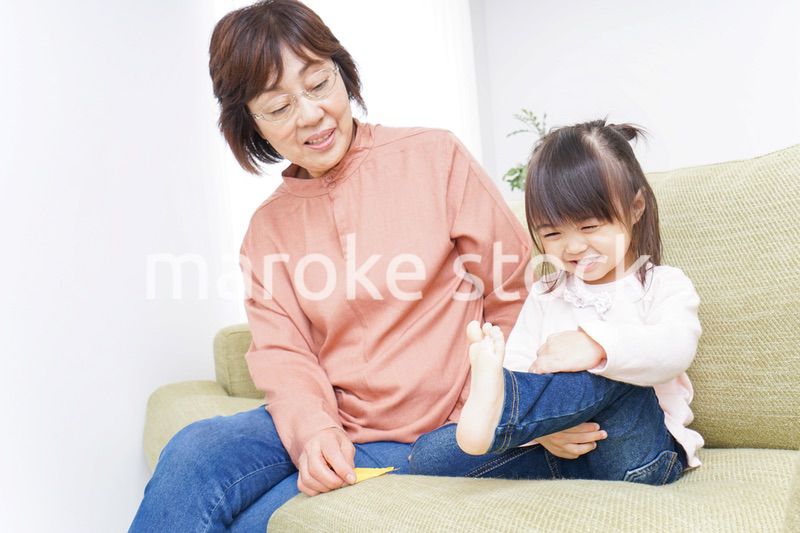 おばあちゃんと遊ぶ子ども