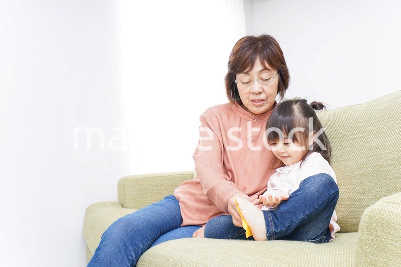 おばあちゃんと遊ぶ子ども