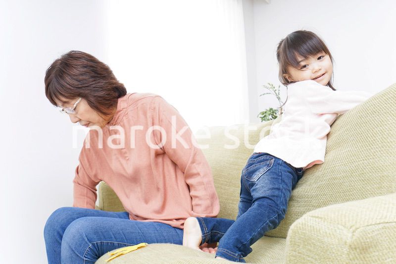 おばあちゃんと遊ぶ子ども