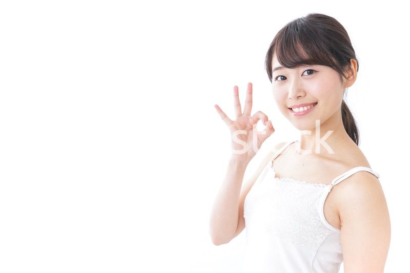 OKジェスチャーをする美容女性