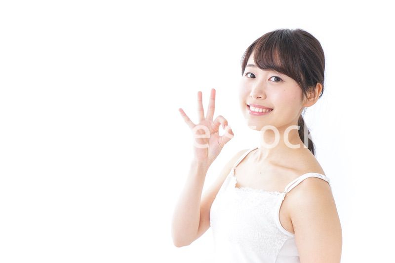 OKジェスチャーをする美容女性