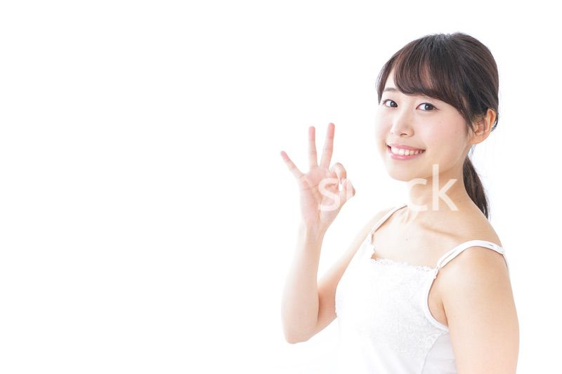 OKジェスチャーをする美容女性