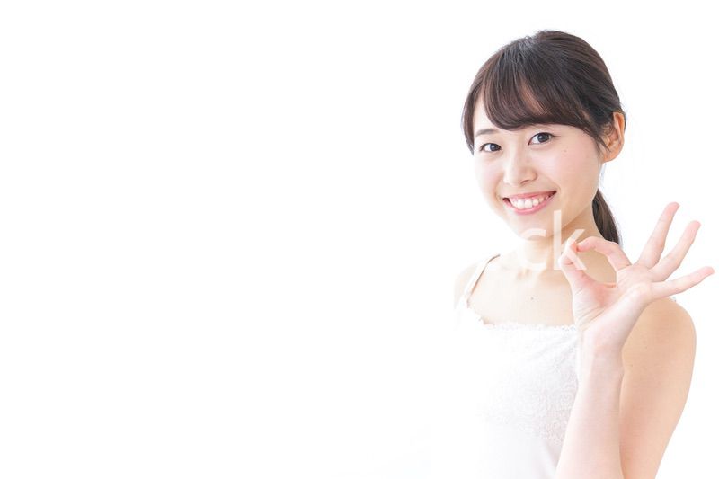 OKジェスチャーをする美容女性
