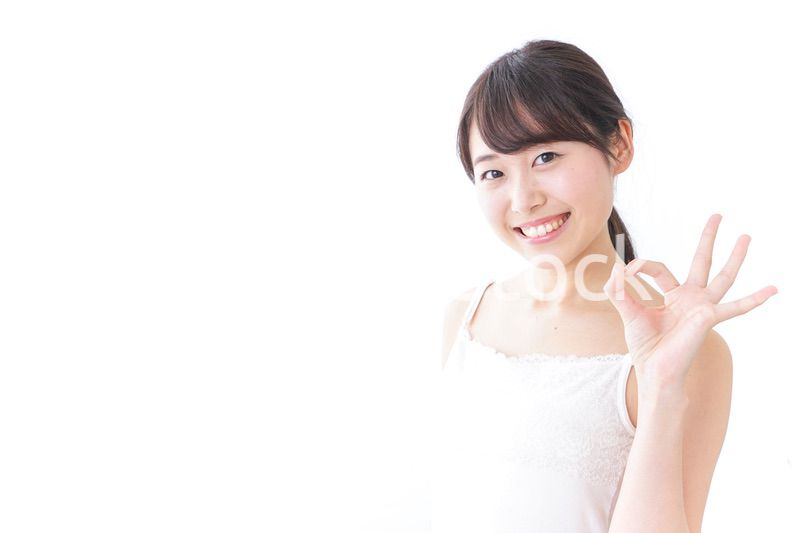 OKジェスチャーをする美容女性