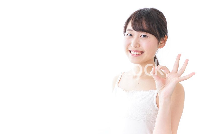 OKジェスチャーをする美容女性