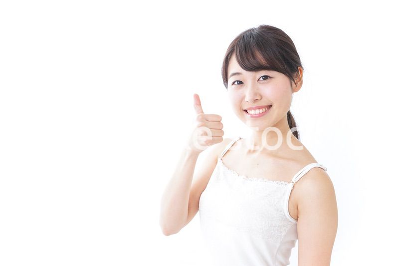 OKジェスチャーをする美容女性