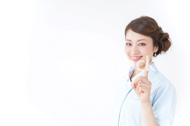 指をさす看護師