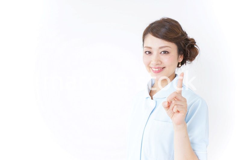 指をさす看護師