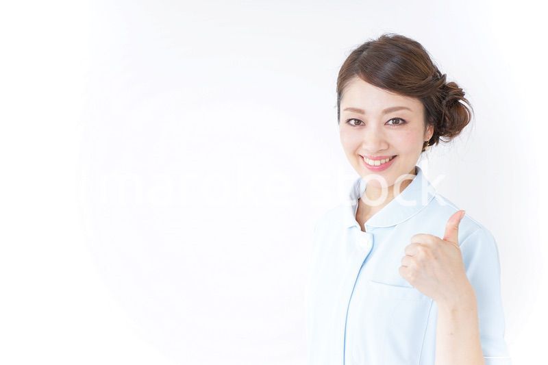 指をさす看護師