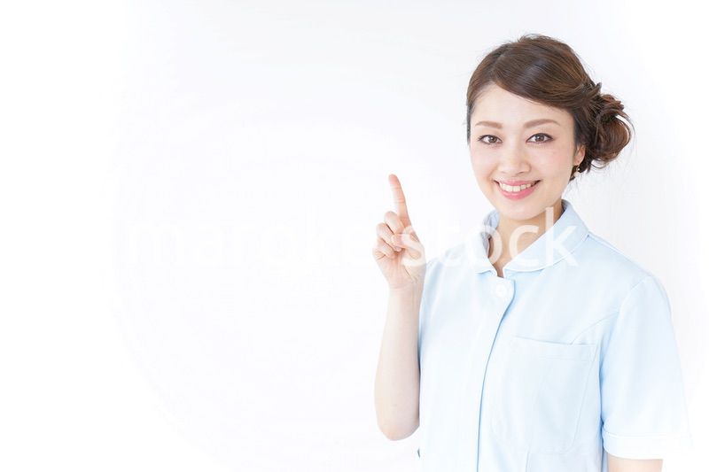 指をさす看護師