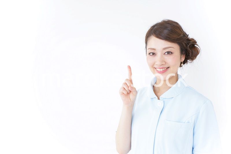 指をさす看護師