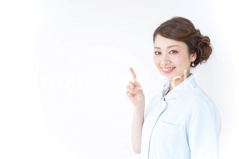 指をさす看護師