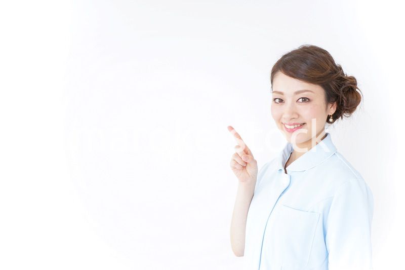 指をさす看護師