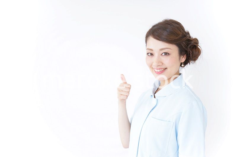 指をさす看護師