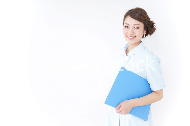 書類を持つ看護師