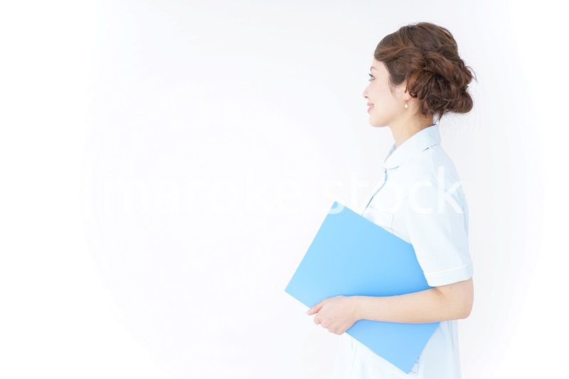 書類を持つ看護師
