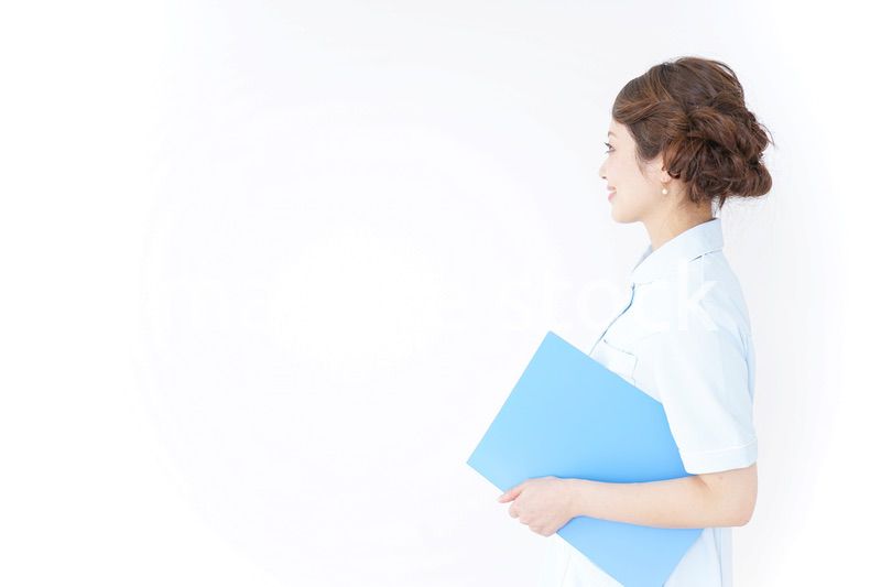 書類を持つ看護師