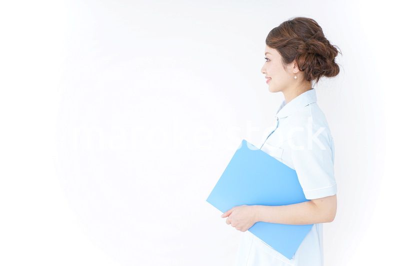 書類を持つ看護師