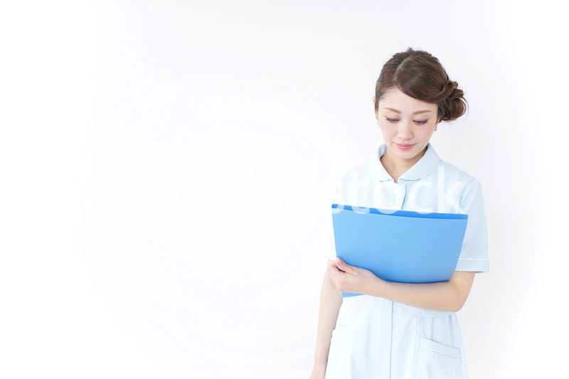 書類を持つ看護師