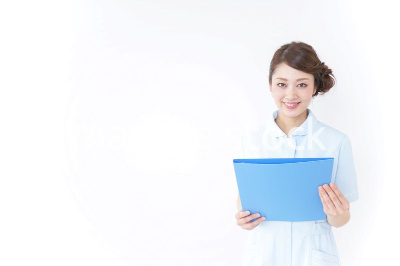 書類を持つ看護師