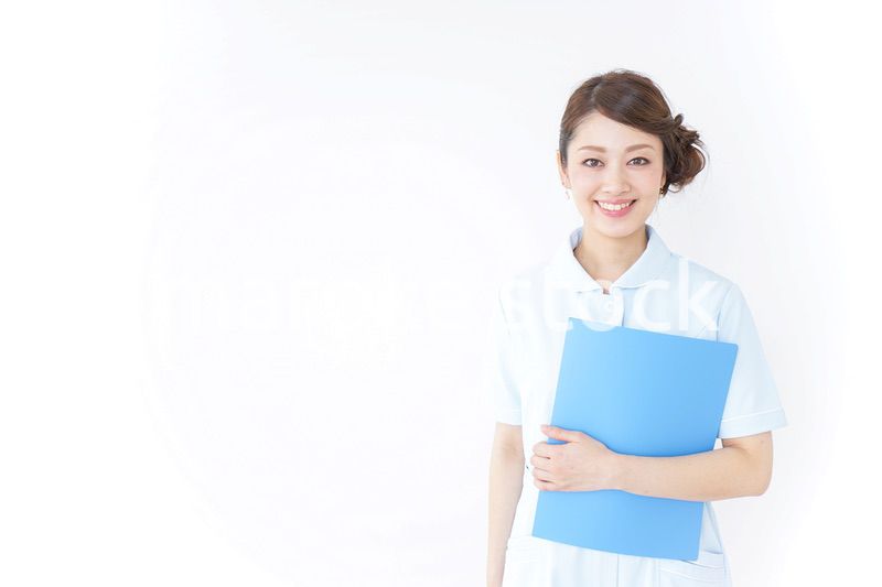 書類を持つ看護師