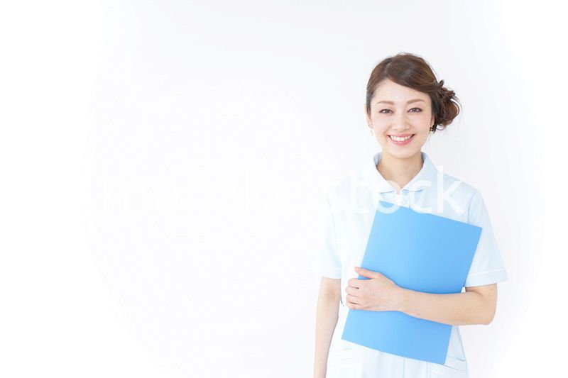 書類を持つ看護師