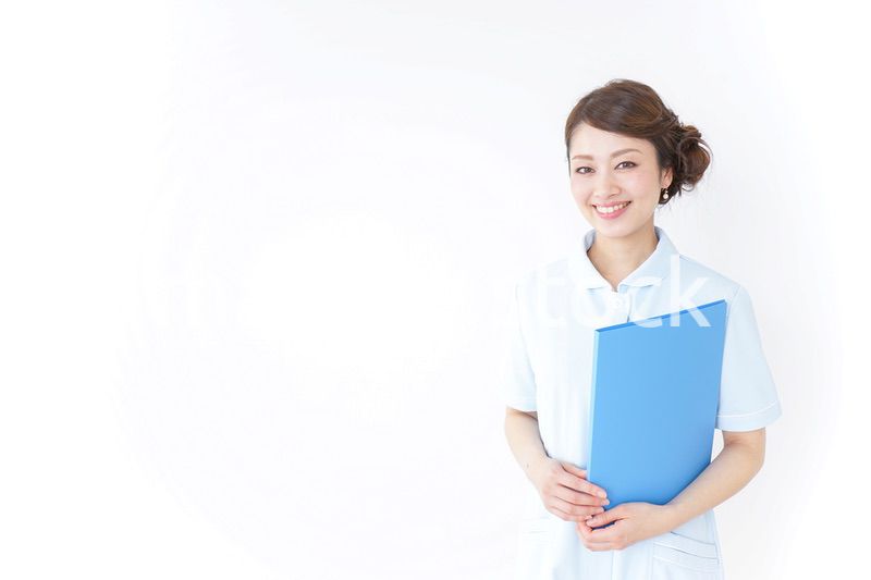書類を持つ看護師