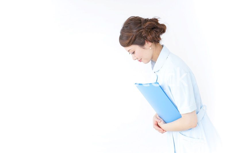 おじぎをする看護師