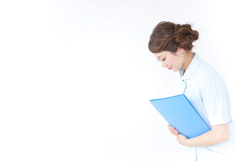 おじぎをする看護師