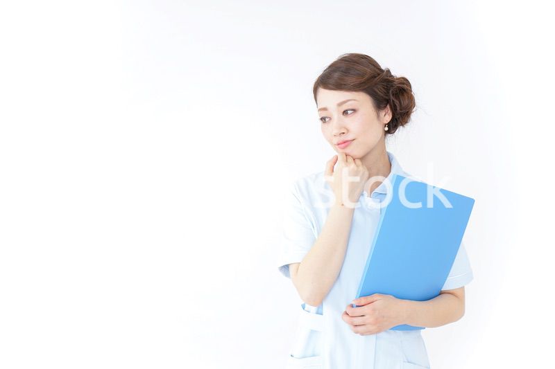 考える看護師
