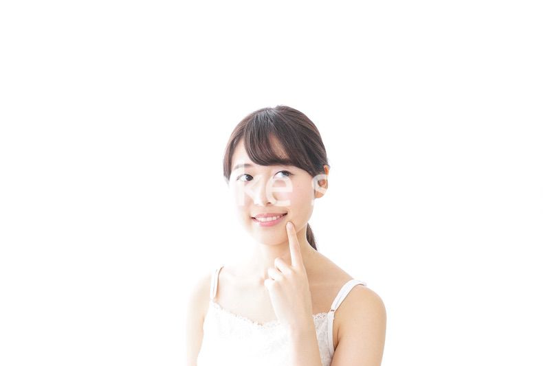 肌のケアをする若い女性