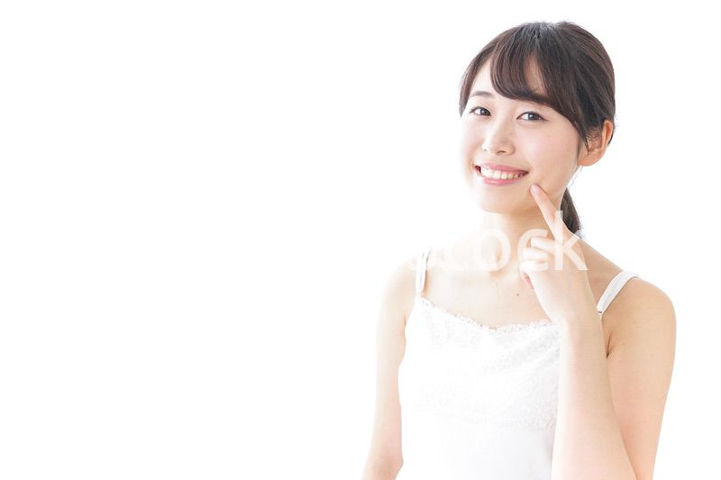 肌のケアをする若い女性