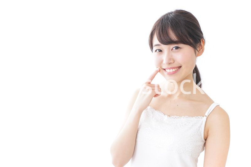 肌のケアをする若い女性
