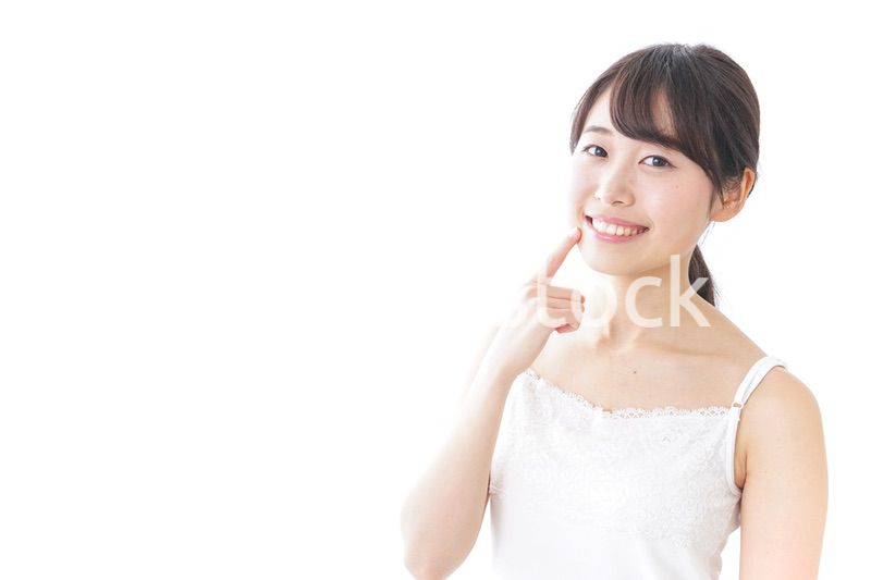 肌のケアをする若い女性