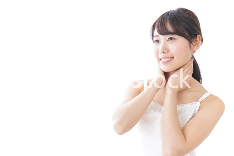 マッサージをする若い女性