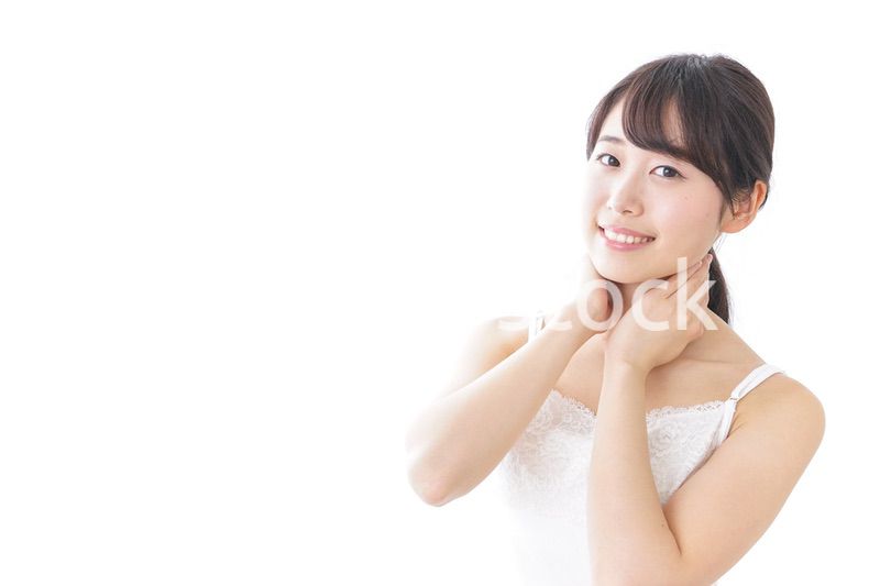 マッサージをする若い女性