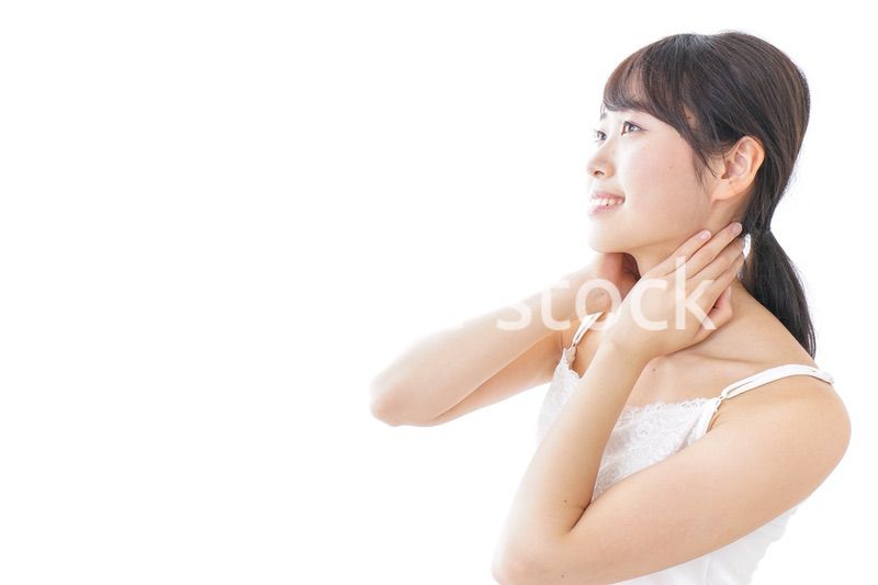 マッサージをする若い女性