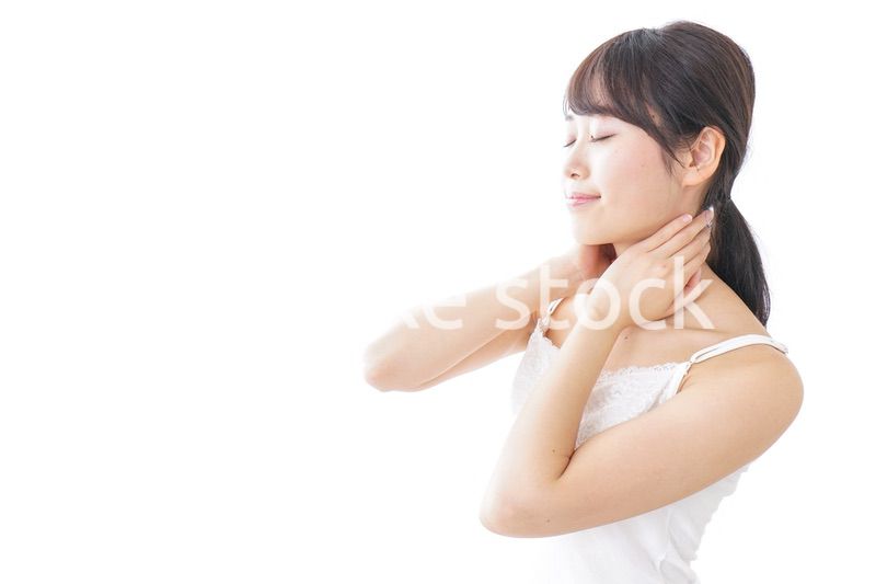 マッサージをする若い女性