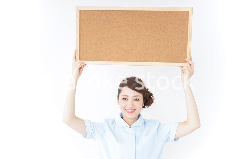 コルクボードを持つ看護師