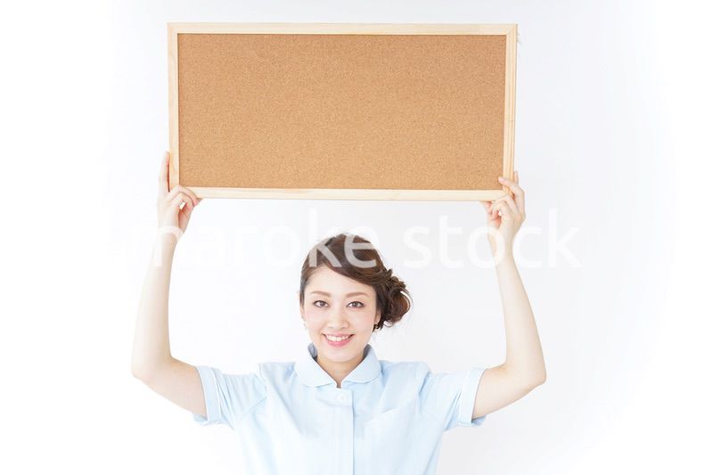 コルクボードを持つ看護師