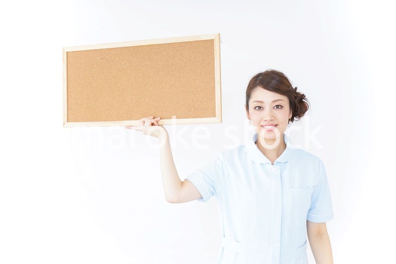 コルクボードを持つ看護師