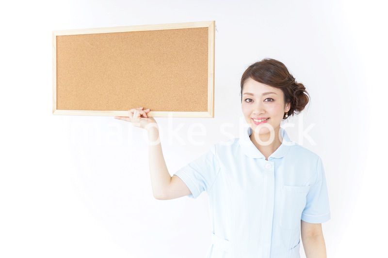 コルクボードを持つ看護師