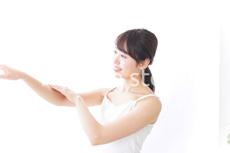 クリームを塗る若い女性