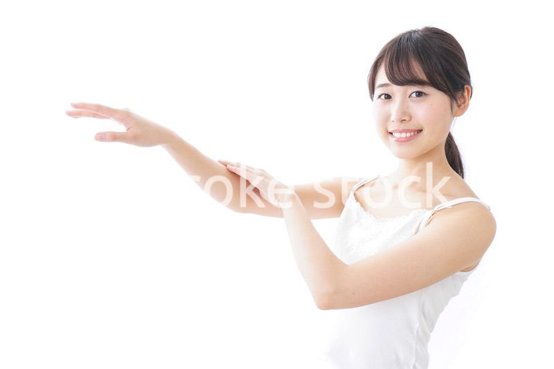 クリームを塗る若い女性